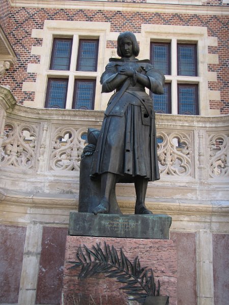 jeanne_d arc.jpg - Uiteraard een beeld van Jeanne d'Arc voor de deur.